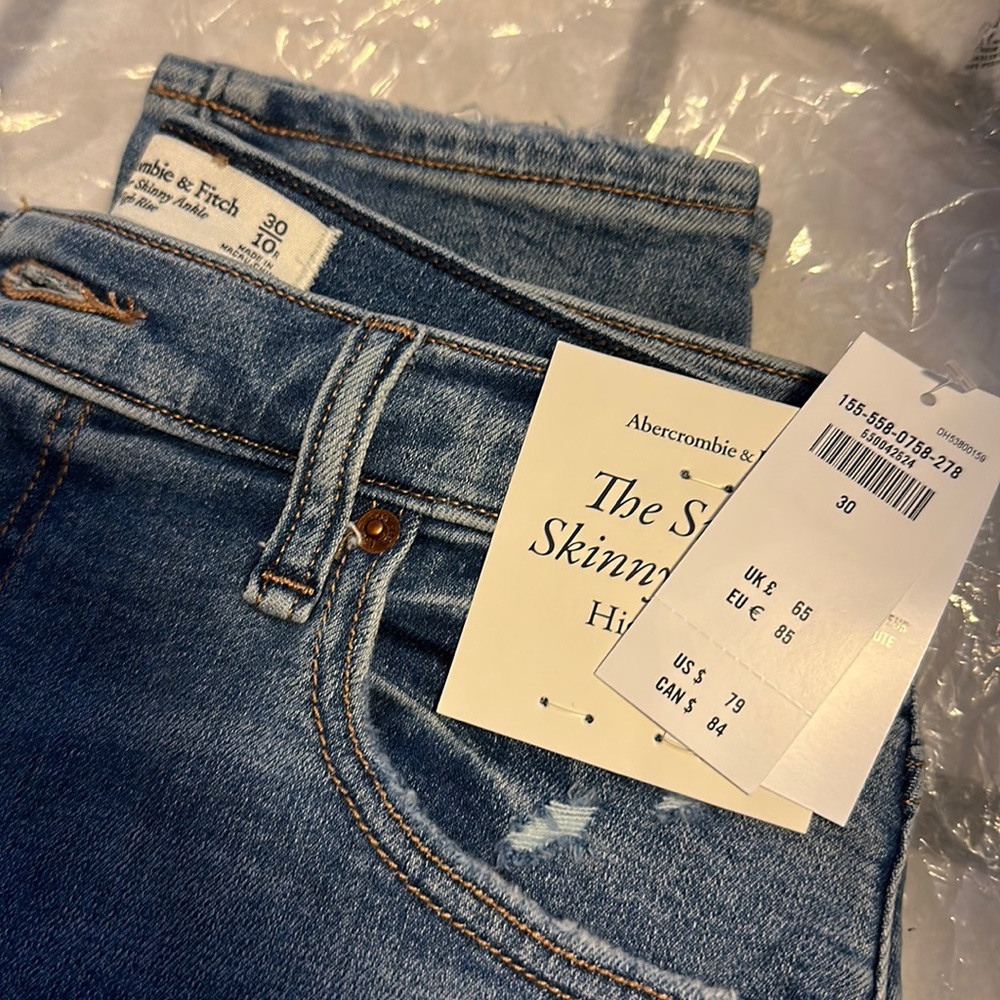 Abercrombie “The Super Skinny Ankle” jeans NWT.